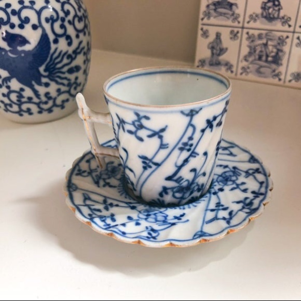 Vtg ruffled blue and white demitasse w/ saucer, ☕️
